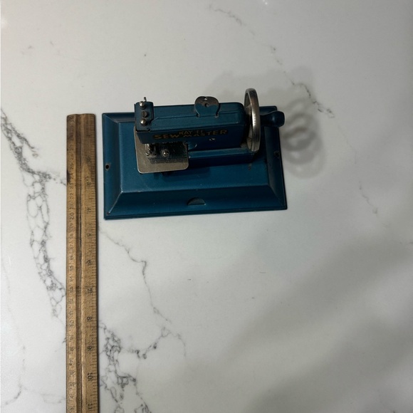 Tin sewing machine - Picture 2 of 6